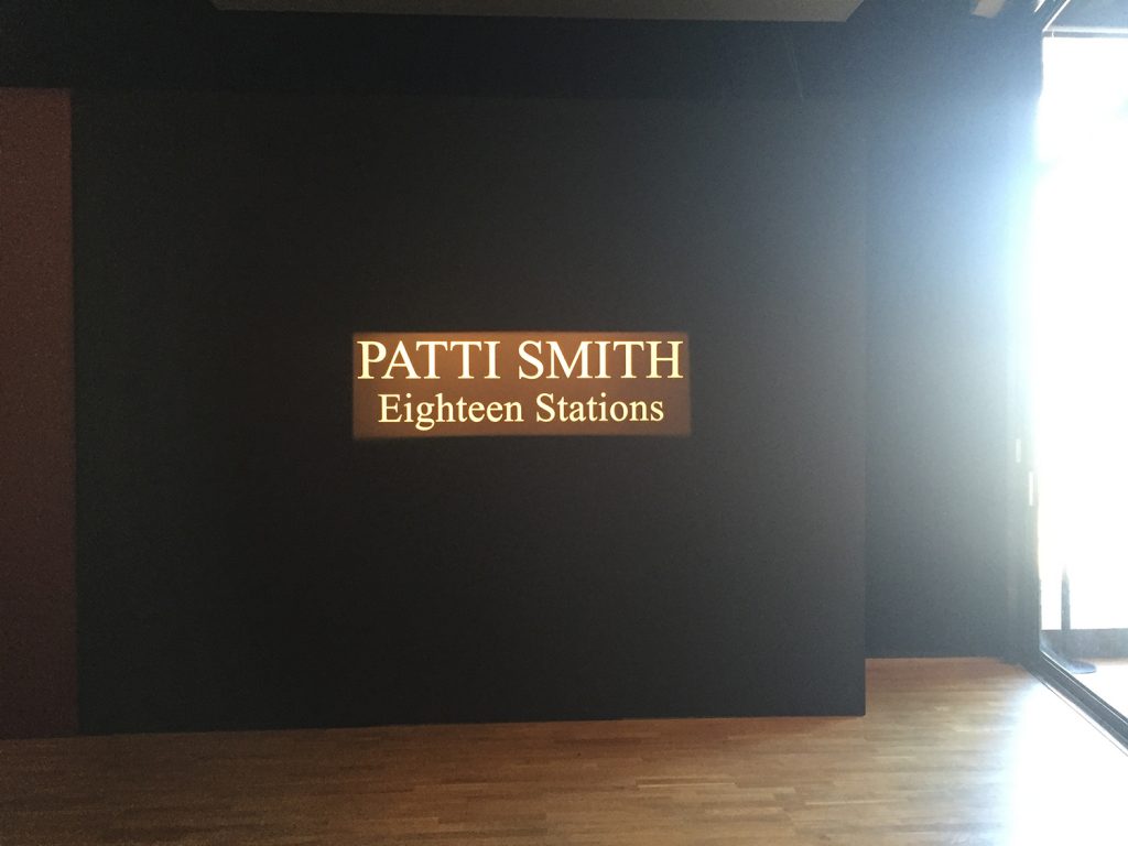 Foto på utställningen Patti Smith Eighteen Stations entré.